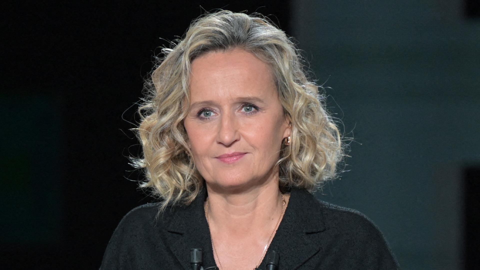 J'ai à coeur de…” : Caroline Roux répond aux critiques sur Léa Salamé à la  présentation du JT du 20 heures - Télé 7 Jours